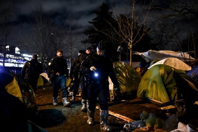 Entre 900 e 1800 pessoas moravam em um grande acampamento em uma área ao norte de Paris. Nesta terça-feira eles foram levados para ginásios ou abrigos.(foto: Philippe LOPEZ / AFP) Entre 900 e 1800 pessoas moravam em um grande acampamento em uma área ao norte de Paris. Nesta terça-feira eles foram levados para ginásios ou abrigos.(foto: Philippe LOPEZ / AFP)