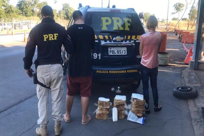Mãe e filho levavam droga de Goiânia (GO) para interior da Bahia(foto: PRF/Divulgação) Mãe e filho levavam droga de Goiânia (GO) para interior da Bahia(foto: PRF/Divulgação)