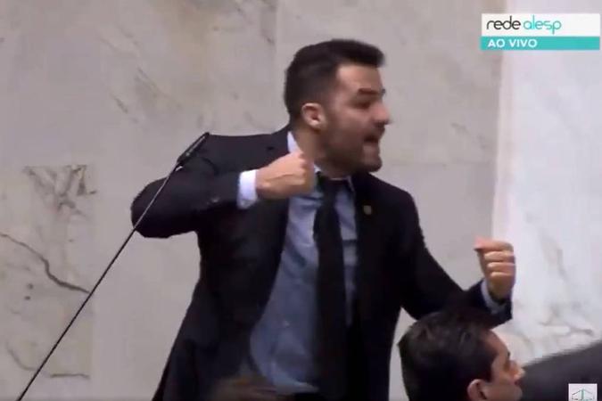 Alesp: após ofensas, fala de 'Mamãe Falei' é interrompida por briga generalizada (foto: Reprodução/TV Alesp) Alesp: após ofensas, fala de 'Mamãe Falei' é interrompida por briga generalizada (foto: Reprodução/TV Alesp)