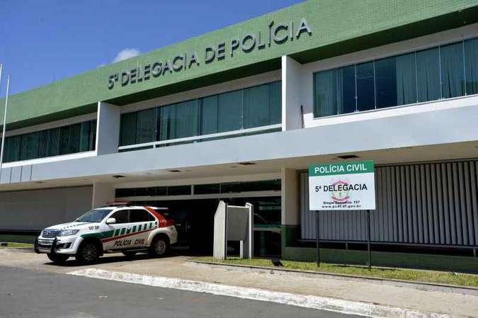 A filha do casal esteve na 5ª Delegacia de Polícia (Área Central) e foi ouvida pelo delegado de plantão(foto: Ed Alves/CB/D.A Press) A filha do casal esteve na 5ª Delegacia de Polícia (Área Central) e foi ouvida pelo delegado de plantão(foto: Ed Alves/CB/D.A Press)
