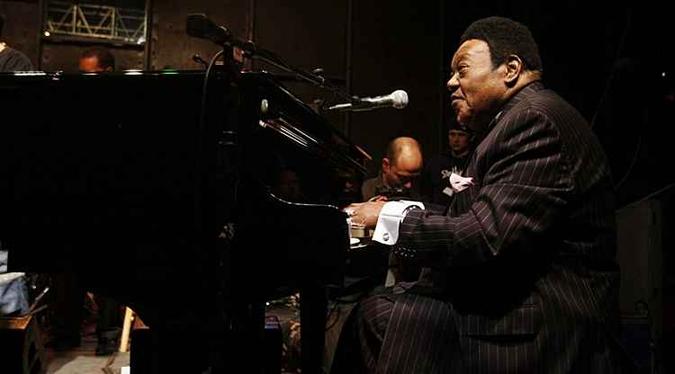 Fats Domino durante uma de suas apresentações com seu lendário piano (foto: Internet/Divulgação ) Fats Domino durante uma de suas apresentações com seu lendário piano (foto: Internet/Divulgação )