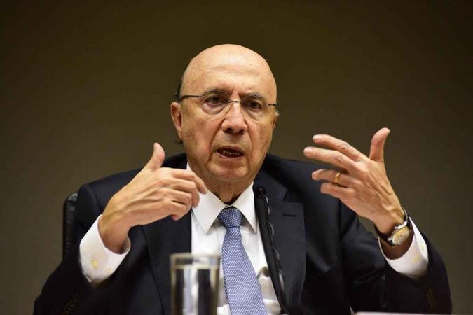 Henrique Meirelles concedeu entrevista coletiva sobre o rebaixamento do Brasil pela Standard & Poor's. O ministro evitou polemizar sobre de quem é a responsabilidade no governo: Henrique Meirelles concedeu entrevista coletiva sobre o rebaixamento do Brasil pela Standard & Poor's. O ministro evitou polemizar sobre de quem é a responsabilidade no governo: