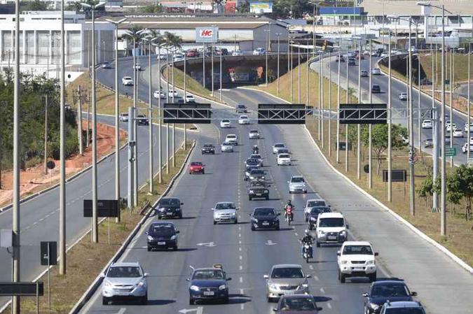 Obras de pavimentação marcam última etapa da obra de alargamento do viaduto da EPTG(foto: Ed Alves/CB/D.A Press ) Obras de pavimentação marcam última etapa da obra de alargamento do viaduto da EPTG(foto: Ed Alves/CB/D.A Press )