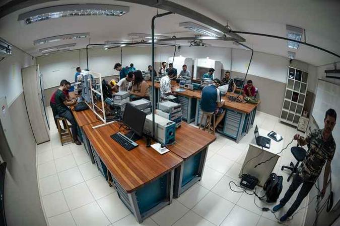 Um dos muitos laboratórios do IFB: impressoras 3D desses espaços são usadas por professores e técnicos para produzir máscaras para profissionais de saúde(foto: Nicolas Braga/Esp. CB/D.A Press) Um dos muitos laboratórios do IFB: impressoras 3D desses espaços são usadas por professores e técnicos para produzir máscaras para profissionais de saúde(foto: Nicolas Braga/Esp. CB/D.A Press)