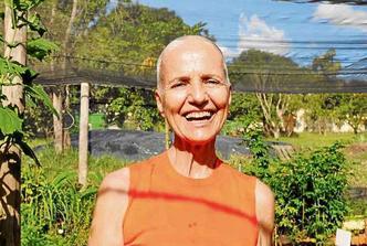Sara faz questão de manter o seu quintal verde: Sara faz questão de manter o seu quintal verde: