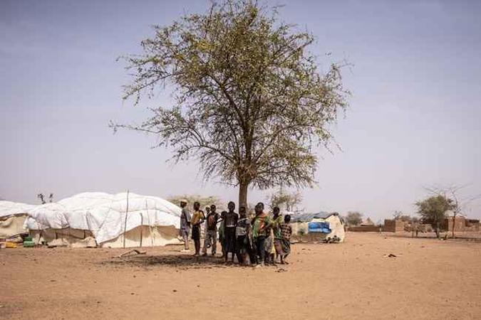 Barsalogho é uma pequena cidade no norte de Burkina Faso que abriga 10.000 deslocados e refugiados que fogem da resultante violência jihadista e intercomunitária. Segundo as Nações Unidas, os ataques jihadistas no Mali, Níger e Burkina resultaram em 4.000 mortes em 2019.(foto: OLYMPIA DE MAISMONT / AFP) Barsalogho é uma pequena cidade no norte de Burkina Faso que abriga 10.000 deslocados e refugiados que fogem da resultante violência jihadista e intercomunitária. Segundo as Nações Unidas, os ataques jihadistas no Mali, Níger e Burkina resultaram em 4.000 mortes em 2019.(foto: OLYMPIA DE MAISMONT / AFP)