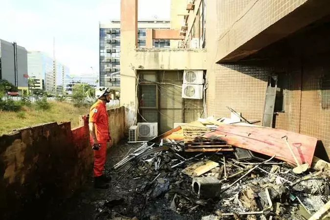 Os bombeiros adotaram medidas para que o fogo não retornasse (foto: CBMDF/Divulgação) Os bombeiros adotaram medidas para que o fogo não retornasse (foto: CBMDF/Divulgação)