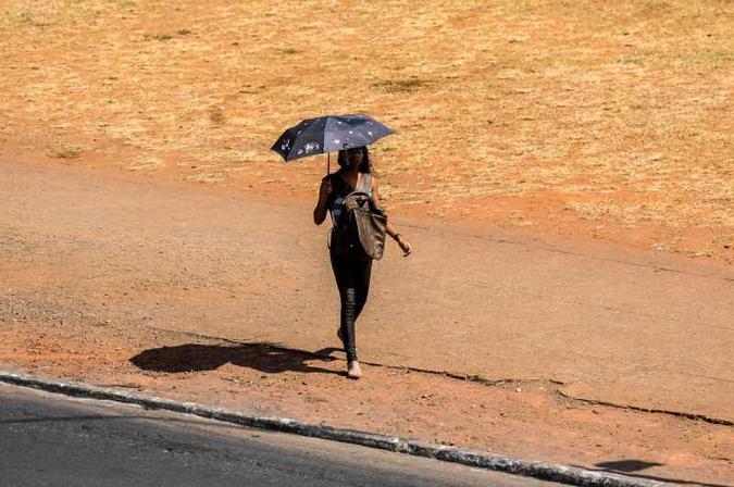 Calor permanece, com temperatura máxima de 36ºC, mas pode chover em áreas isoladas neste domingo(foto: Arthur Menescal/Esp. CB/D.A Press) Calor permanece, com temperatura máxima de 36ºC, mas pode chover em áreas isoladas neste domingo(foto: Arthur Menescal/Esp. CB/D.A Press)