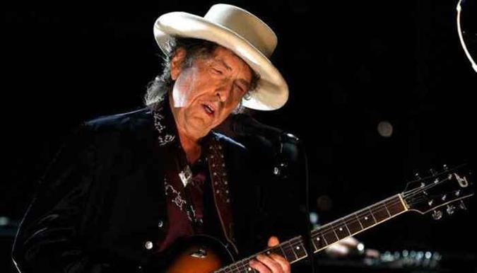 Aos 75 anos, Bob Dylan é o primeiro compositor a obter o prestigioso prêmio(foto: Kevin Winter/AFP) Aos 75 anos, Bob Dylan é o primeiro compositor a obter o prestigioso prêmio(foto: Kevin Winter/AFP)