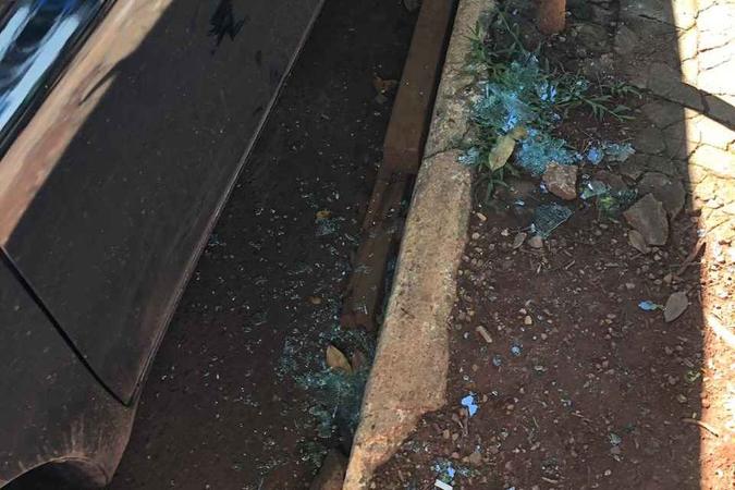 Nas ruas da 216 Norte é possível ver cacos de vidros espalhados nos locais onde os ladrões arrombaram os carros(foto: Bruna Pelegio / Arquivo Pessoal) Nas ruas da 216 Norte é possível ver cacos de vidros espalhados nos locais onde os ladrões arrombaram os carros(foto: Bruna Pelegio / Arquivo Pessoal)