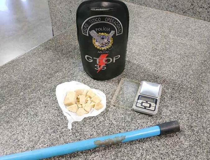 Homem portava pedras de crack na cueca; cabo de vassoura foi utilizado pela mãe para bater em PM(foto: Reprodução/PMDF) Homem portava pedras de crack na cueca; cabo de vassoura foi utilizado pela mãe para bater em PM(foto: Reprodução/PMDF)