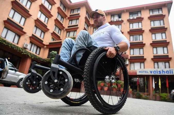 O australiano usa cadeira de rodas desde os 17 anos, quando fraturou a coluna vertebral em um acidente de moto(foto: Prakash Mathema / AFP) O australiano usa cadeira de rodas desde os 17 anos, quando fraturou a coluna vertebral em um acidente de moto(foto: Prakash Mathema / AFP)