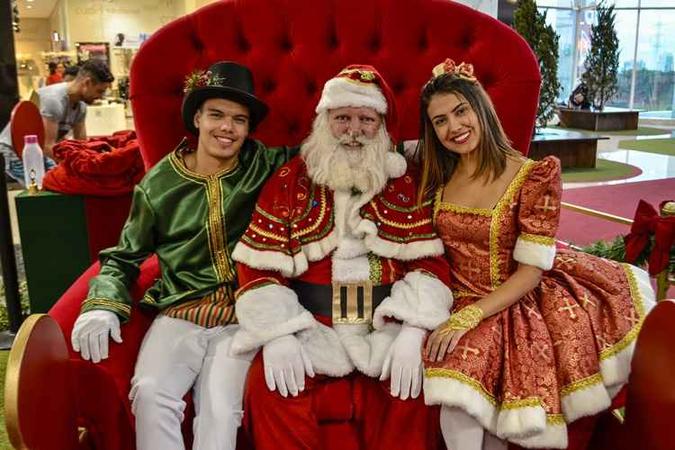 O bom velhinho, no trono do Taguatinga Shopping, em companhia de seus ajudantes(foto: Nícolas Braga/Esp. CB/D.A Press) O bom velhinho, no trono do Taguatinga Shopping, em companhia de seus ajudantes(foto: Nícolas Braga/Esp. CB/D.A Press)