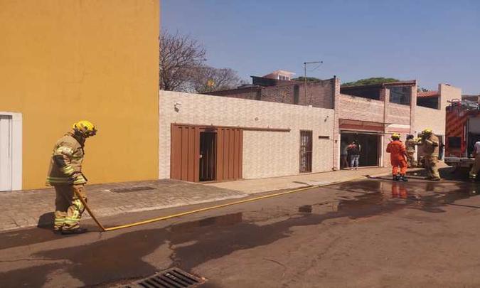 A Defesa Civil avalia o que teria causado o incêndio. A princípio, o grupo trabalha com a hipótese de problemas na fiação elétrica da residência(foto: Lis Cappi/CB/DA Press) A Defesa Civil avalia o que teria causado o incêndio. A princípio, o grupo trabalha com a hipótese de problemas na fiação elétrica da residência(foto: Lis Cappi/CB/DA Press)