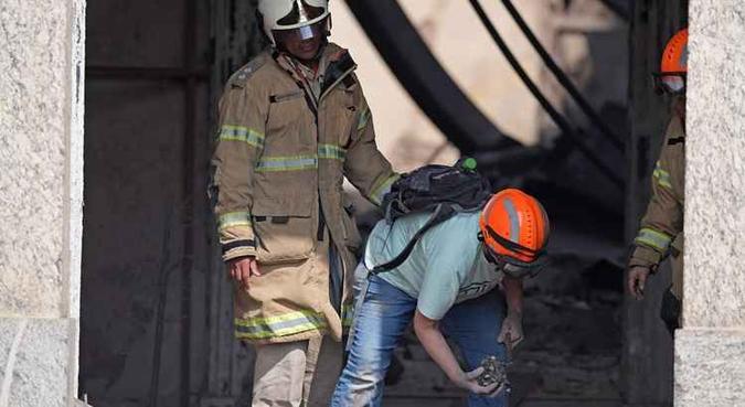Bombeiros inspecionam o interior do precioso Museu Nacional do Rio de Janeiro(foto: Carl de Souza/AFP) Bombeiros inspecionam o interior do precioso Museu Nacional do Rio de Janeiro(foto: Carl de Souza/AFP)