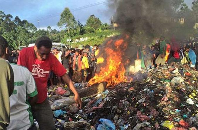 A foto de arquivo, tirada em fevereiro de 2013, mostra mulher sendo queimada na Papua Nova Guiné, acusada de bruxaria(foto: AFP PHOTO) A foto de arquivo, tirada em fevereiro de 2013, mostra mulher sendo queimada na Papua Nova Guiné, acusada de bruxaria(foto: AFP PHOTO)