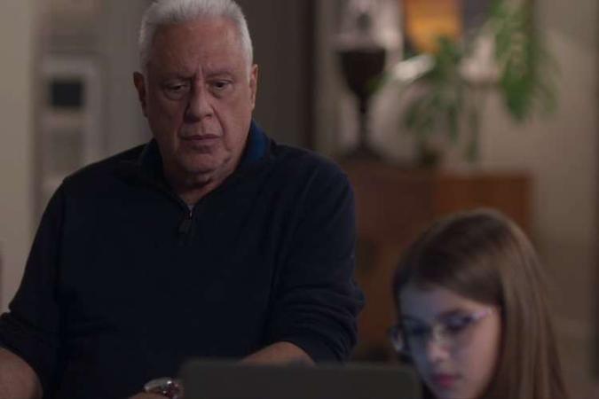 Alberto assiste à transmissão de Silvana e tem uma surpresa(foto: TV Globo/Reprodução) Alberto assiste à transmissão de Silvana e tem uma surpresa(foto: TV Globo/Reprodução)