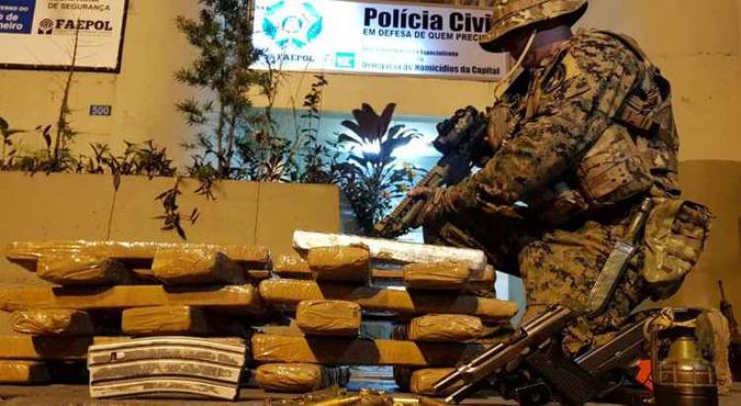 Durante ação policial na Rocinha foram apreendidos duas pistolas, uma granada, tabletes de maconha e 1,5kg e munições(foto: PMERJ/Divulgação) Durante ação policial na Rocinha foram apreendidos duas pistolas, uma granada, tabletes de maconha e 1,5kg e munições(foto: PMERJ/Divulgação)
