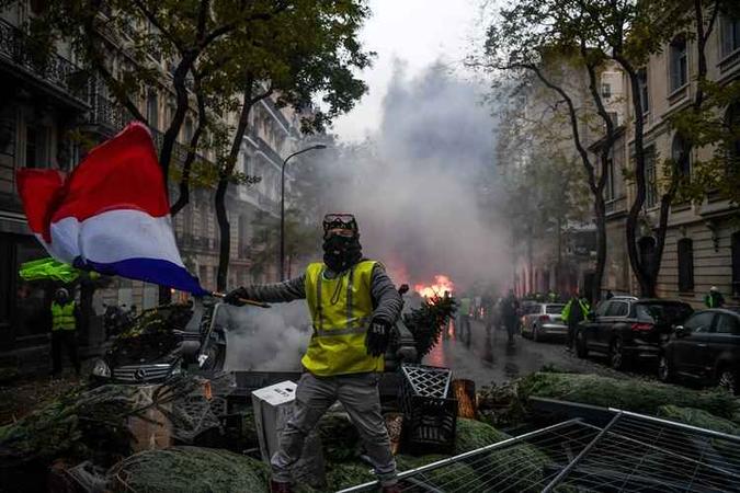 Por três fins de semana, os coletes amarelos promoveram manifestações que eclodiram há quatro dias.(foto: Alain JOCARD / AFP) Por três fins de semana, os coletes amarelos promoveram manifestações que eclodiram há quatro dias.(foto: Alain JOCARD / AFP)