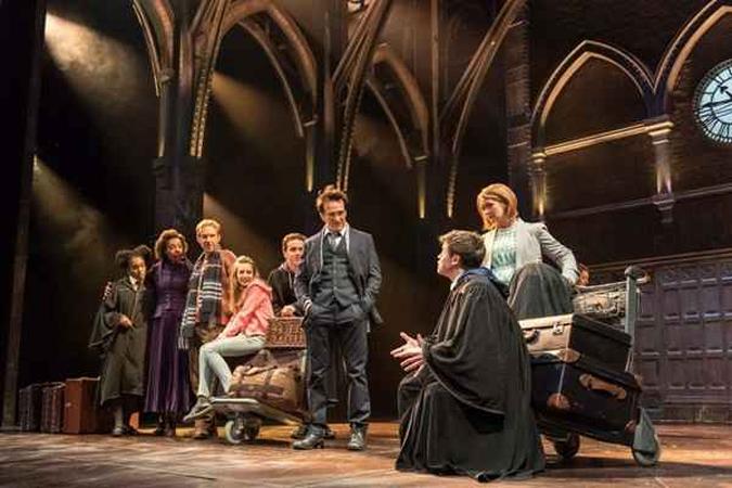 Cena da peça Harry Potter e a criança amaldiçoada, que deu origem ao livro(foto: Harry Potter e a criança amaldiçoada/Divulgação) Cena da peça Harry Potter e a criança amaldiçoada, que deu origem ao livro(foto: Harry Potter e a criança amaldiçoada/Divulgação)