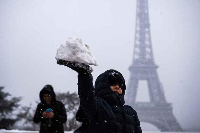 A Torre Eiffel recebeu mais de seis milhões de visitantes em 2017(foto: Lionel Bonaventure / AFP) A Torre Eiffel recebeu mais de seis milhões de visitantes em 2017(foto: Lionel Bonaventure / AFP)