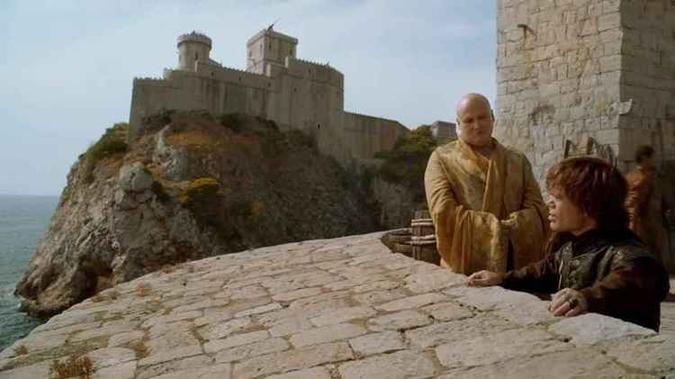 Varys (Conleth Hill) e Tyrion Peter Dinklage conversam nas muralhas de Porto Real, que na verdade fica em Dubrovnik, na Croácia(foto: HBO / Divulgação) Varys (Conleth Hill) e Tyrion Peter Dinklage conversam nas muralhas de Porto Real, que na verdade fica em Dubrovnik, na Croácia(foto: HBO / Divulgação)