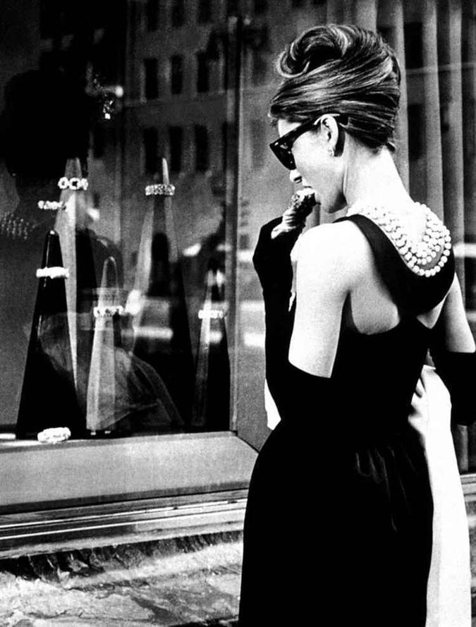 Audrey Hepburn e o icônico tubinho preto em Bonequinha de Luxo (foto: Paramount Pictures do Brasil/Divulgação) Audrey Hepburn e o icônico tubinho preto em Bonequinha de Luxo (foto: Paramount Pictures do Brasil/Divulgação)