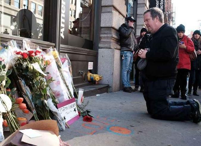 Fãs homenagearam o britânico com flores e velas em frente ao edifício em que o artista morava(foto: Spencer Platt/Getty Images/AFP) Fãs homenagearam o britânico com flores e velas em frente ao edifício em que o artista morava(foto: Spencer Platt/Getty Images/AFP)