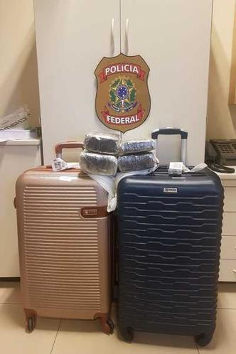 Os tabletes de skunk estavam escondidos em duas malas(foto: Polícia Federal/Divulgação) Os tabletes de skunk estavam escondidos em duas malas(foto: Polícia Federal/Divulgação)