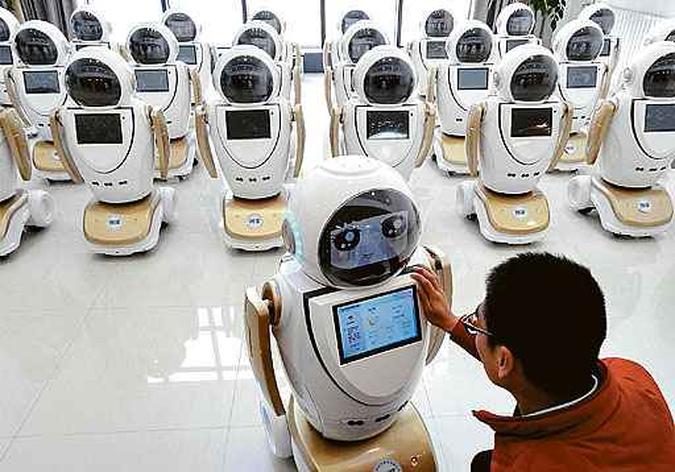 Robotização avança em praticamente todas as profissões de massa, como em fábrica chinesa, que usa robôs para atendimento ao cliente (foto: Divulgação/China/AFP ) Robotização avança em praticamente todas as profissões de massa, como em fábrica chinesa, que usa robôs para atendimento ao cliente (foto: Divulgação/China/AFP )