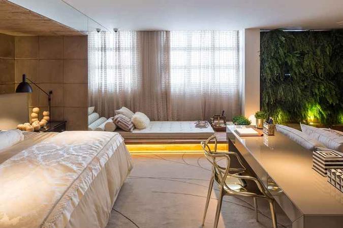 O quarto da arquiteta Renata Dutra tem uma linguagem leve e clássica. A cama foi colocada em um nicho estofado em módulos de camurça, com frente revestida em espelho. Próximo às janelas, um tablado em madeira de demolição abriga um futon e uma parede verde. Ao fundo, a cortina rústica à base de algodão dá o toque natural ao local.(foto: Haruo Mikami/Divulgação) O quarto da arquiteta Renata Dutra tem uma linguagem leve e clássica. A cama foi colocada em um nicho estofado em módulos de camurça, com frente revestida em espelho. Próximo às janelas, um tablado em madeira de demolição abriga um futon e uma parede verde. Ao fundo, a cortina rústica à base de algodão dá o toque natural ao local.(foto: Haruo Mikami/Divulgação)