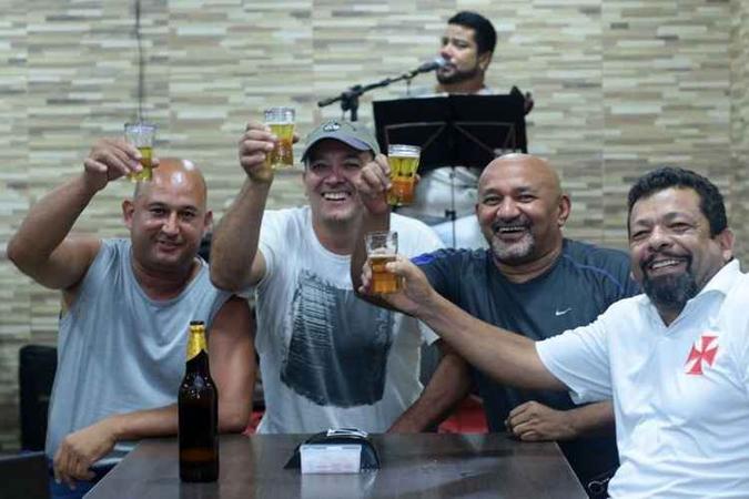 Rubens (E), William, Hamilton e Milton: bate-papo e amizade (foto: Luis Nova/Esp. CB/D.A Press)