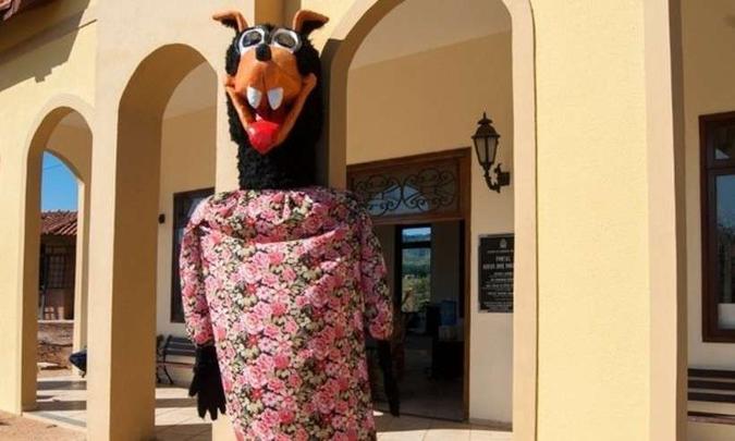 Boneco pode ser visto na entrada de Joanópolis, em São Paulo; cidade é conhecida por ser a 'capital do lobisomem'(foto: Reprodução/Prefeitura de Joanópolis) Boneco pode ser visto na entrada de Joanópolis, em São Paulo; cidade é conhecida por ser a 'capital do lobisomem'(foto: Reprodução/Prefeitura de Joanópolis)