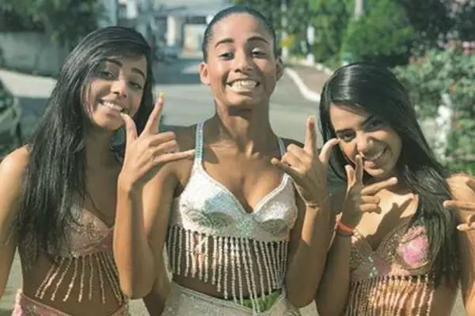 MC Loma e as Gêmeas da Lacração são as donas do hit 'Envolvimento'(foto: Reprodução/Internet) MC Loma e as Gêmeas da Lacração são as donas do hit 'Envolvimento'(foto: Reprodução/Internet)