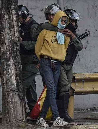 Manifestante detido pela polícia venezuelana (27/7)(foto: JUAN BARRETO / AFP) Manifestante detido pela polícia venezuelana (27/7)(foto: JUAN BARRETO / AFP)