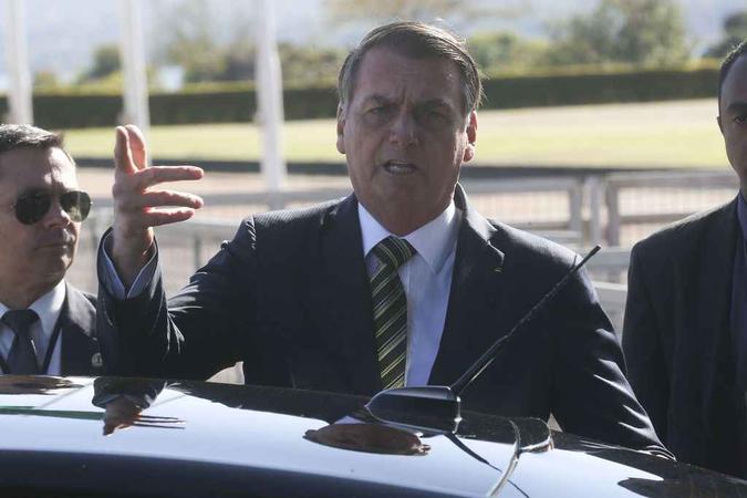 O Presidente Jair Bolsonaro fala com a imprensa ao deixar o Palácio da Alvorada. (foto: Antonio Cruz/ Agência Brasil) O Presidente Jair Bolsonaro fala com a imprensa ao deixar o Palácio da Alvorada. (foto: Antonio Cruz/ Agência Brasil)