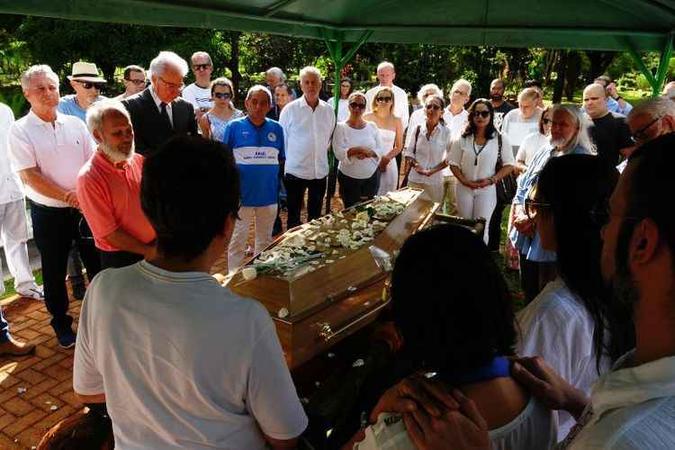 O adeus de familiares e amigos no Cemitério Campo da Esperança foi marcado pela emoção serena e pelo orgulho do pioneiro jornalista(foto: Carlos Vieira/CB/D.A Press) O adeus de familiares e amigos no Cemitério Campo da Esperança foi marcado pela emoção serena e pelo orgulho do pioneiro jornalista(foto: Carlos Vieira/CB/D.A Press)
