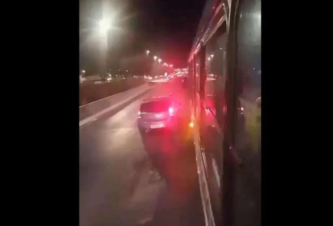 Os agentes estavam em um veículo oficial descaracterizado: apuração(foto: Reprodução) Os agentes estavam em um veículo oficial descaracterizado: apuração(foto: Reprodução)