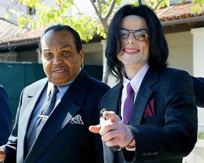 O rei do pop já revelou em entrevistas as diversas crueldades que sofreu durante a infância ao lado do pai(foto: Kimberly White/AFP) O rei do pop já revelou em entrevistas as diversas crueldades que sofreu durante a infância ao lado do pai(foto: Kimberly White/AFP)