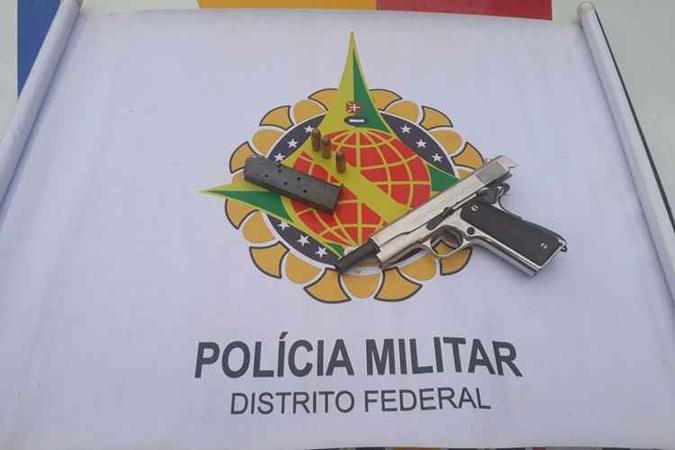 Arma encontrada é de calibre de uso restrito(foto: Polícia Militar/Divulgação) Arma encontrada é de calibre de uso restrito(foto: Polícia Militar/Divulgação)