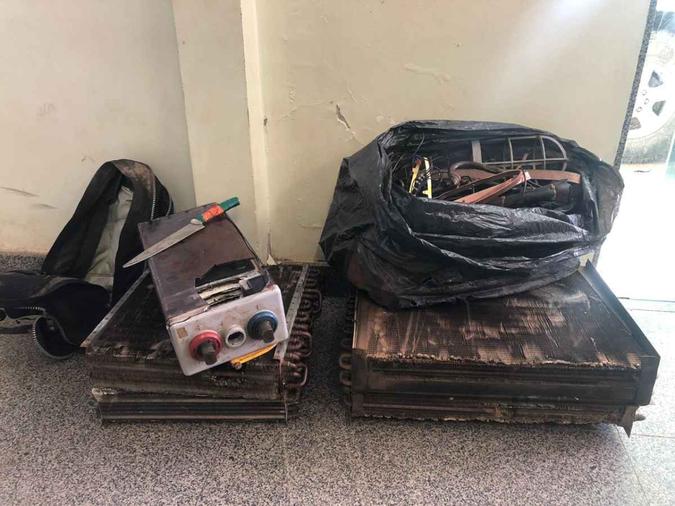 O acusado foi encontrado no Setor de Torres de Santa Maria com os cabos e os materiais elétricos furtados(foto: Polícia Militar/Divulgação) O acusado foi encontrado no Setor de Torres de Santa Maria com os cabos e os materiais elétricos furtados(foto: Polícia Militar/Divulgação)