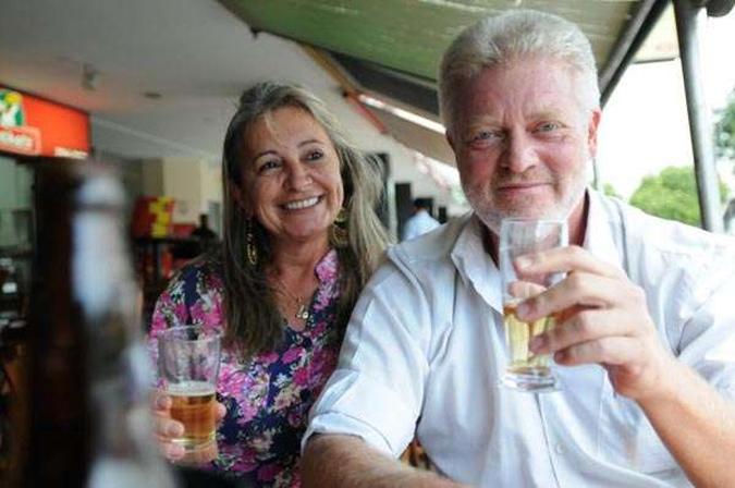 Síivia e Rogério não gostaram da notícia sobre encarecimento da bebida e sugerem ir para rua protestar(foto: Iano Andrade/CB/D.A Press) Síivia e Rogério não gostaram da notícia sobre encarecimento da bebida e sugerem ir para rua protestar(foto: Iano Andrade/CB/D.A Press)