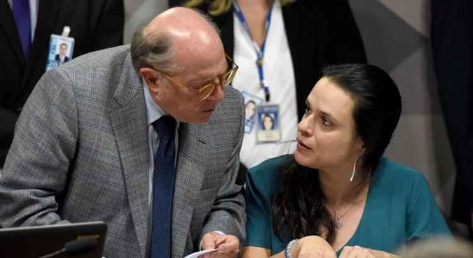 Orientador de Janaina no mestrado e doutorado de direito da USP, Reale convidou a advogada em 2015 para ajudá-lo a elaborar o documento que seria a base do pedido do impeachment da petista(foto: Evaristo Sa/AFP) Orientador de Janaina no mestrado e doutorado de direito da USP, Reale convidou a advogada em 2015 para ajudá-lo a elaborar o documento que seria a base do pedido do impeachment da petista(foto: Evaristo Sa/AFP)