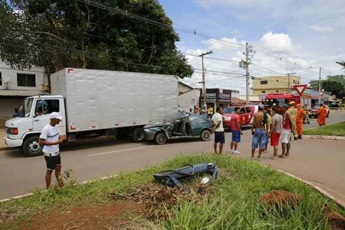 Colisão entre carro e caminhão deixa dois feridos em São Sebastião(foto: PMDF/Divulgação) Colisão entre carro e caminhão deixa dois feridos em São Sebastião(foto: PMDF/Divulgação)