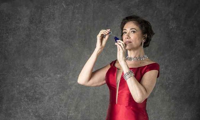 No episódio desta sexta-feira (14), Valentina (Lília Cabra) empurrará Olavo (Tony Ramos) na fonte mágica(foto: Divulgação/João Cotta - Globo) No episódio desta sexta-feira (14), Valentina (Lília Cabra) empurrará Olavo (Tony Ramos) na fonte mágica(foto: Divulgação/João Cotta - Globo)