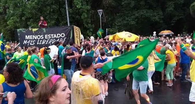 O TRF-4, durante o amanhecer, e os manifestantes que enfrentaram a chuva no entardecer: 2,2 mil policiais militares fizeram a vigilância nas cercanias do tribunal (foto: Simone Kafruni/CB/D.A Press) O TRF-4, durante o amanhecer, e os manifestantes que enfrentaram a chuva no entardecer: 2,2 mil policiais militares fizeram a vigilância nas cercanias do tribunal (foto: Simone Kafruni/CB/D.A Press)