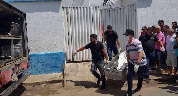 Corpos das vítimas foram recolhidos em caixões improvisados. Secretário de Segurança diz que não está claro como os reféns morreram(foto: Normando Sóracles/Agência Miséria/AFP) Corpos das vítimas foram recolhidos em caixões improvisados. Secretário de Segurança diz que não está claro como os reféns morreram(foto: Normando Sóracles/Agência Miséria/AFP)