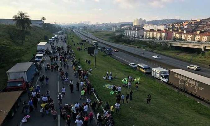 Caminhões parados na Rodovia Anchieta, no fim de maio, durante a greve dos caminhoneiros: redução do diesel acertada para garantir o fim da paralisação(foto: Roberto Parizotti/Divulgação) Caminhões parados na Rodovia Anchieta, no fim de maio, durante a greve dos caminhoneiros: redução do diesel acertada para garantir o fim da paralisação(foto: Roberto Parizotti/Divulgação)