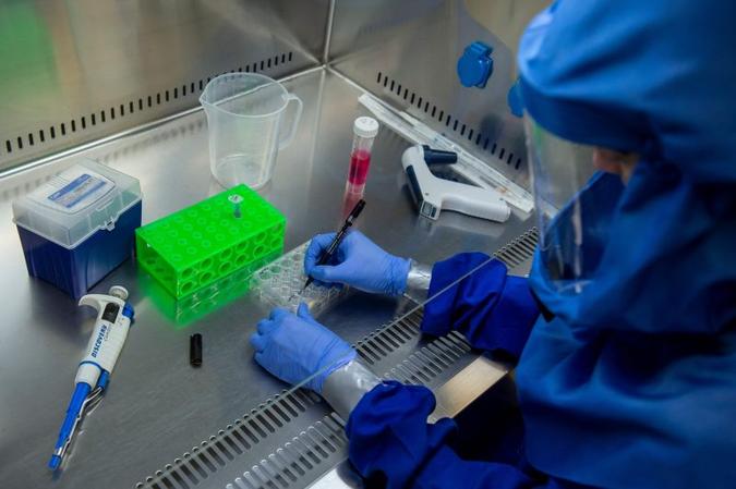 A OMS tem registrados 149 projetos de desenvolvimento de vacinas contra a covid-19 em andamento(foto: AFP / POOL / KAROLY ARVAI)