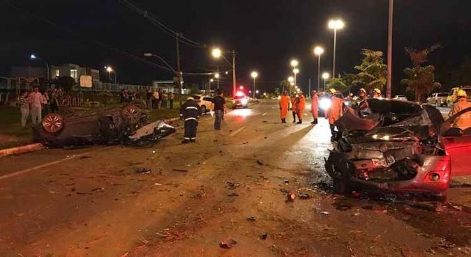 Um Honda Fit, uma Mitsubishi/SX e um Fiat Palio se envolveram no acidente(foto: CBMDF/Divulgação) Um Honda Fit, uma Mitsubishi/SX e um Fiat Palio se envolveram no acidente(foto: CBMDF/Divulgação)